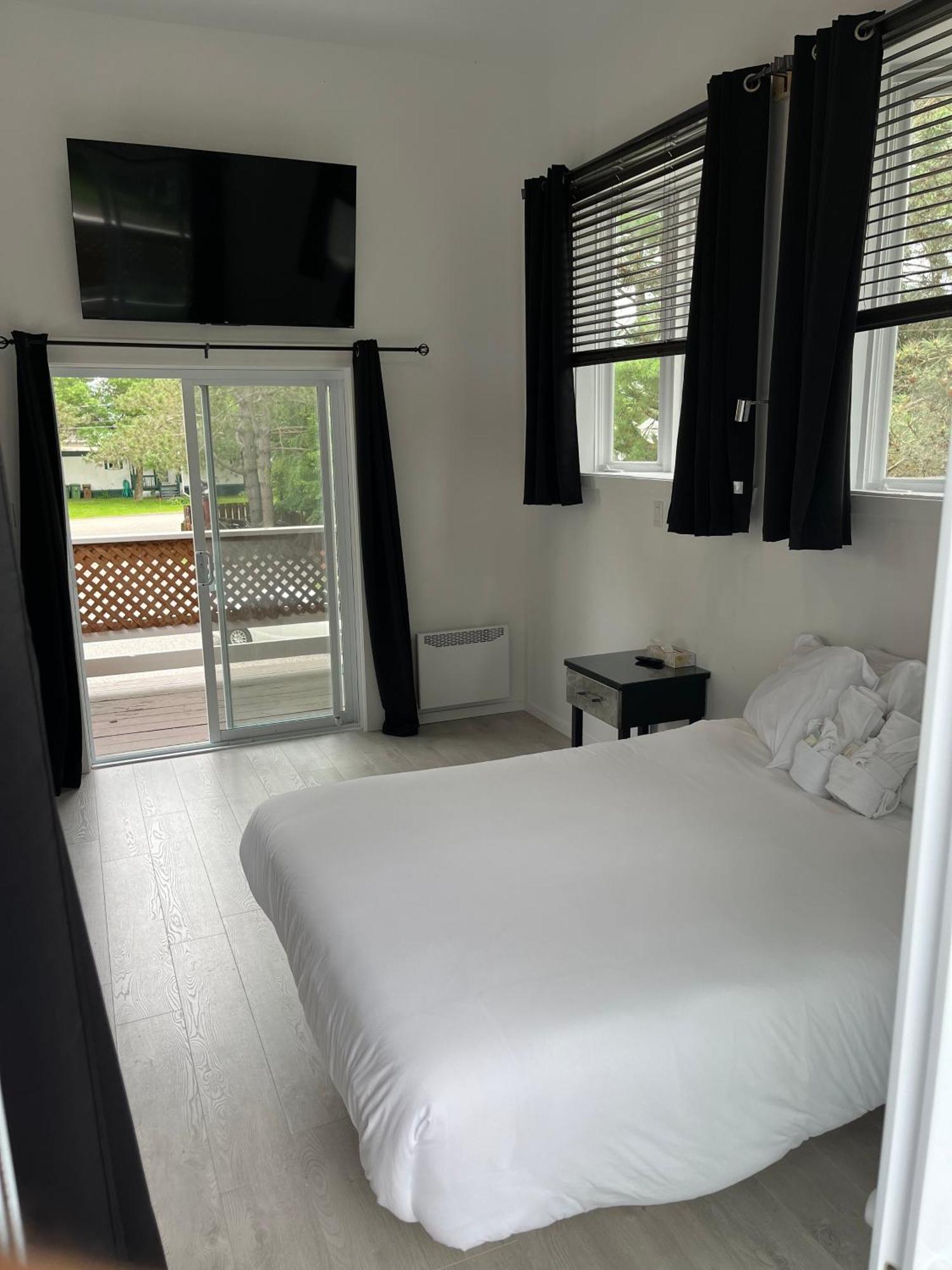 Auberge De Ferme-Neuve Lac-Saint-Paul エクステリア 写真