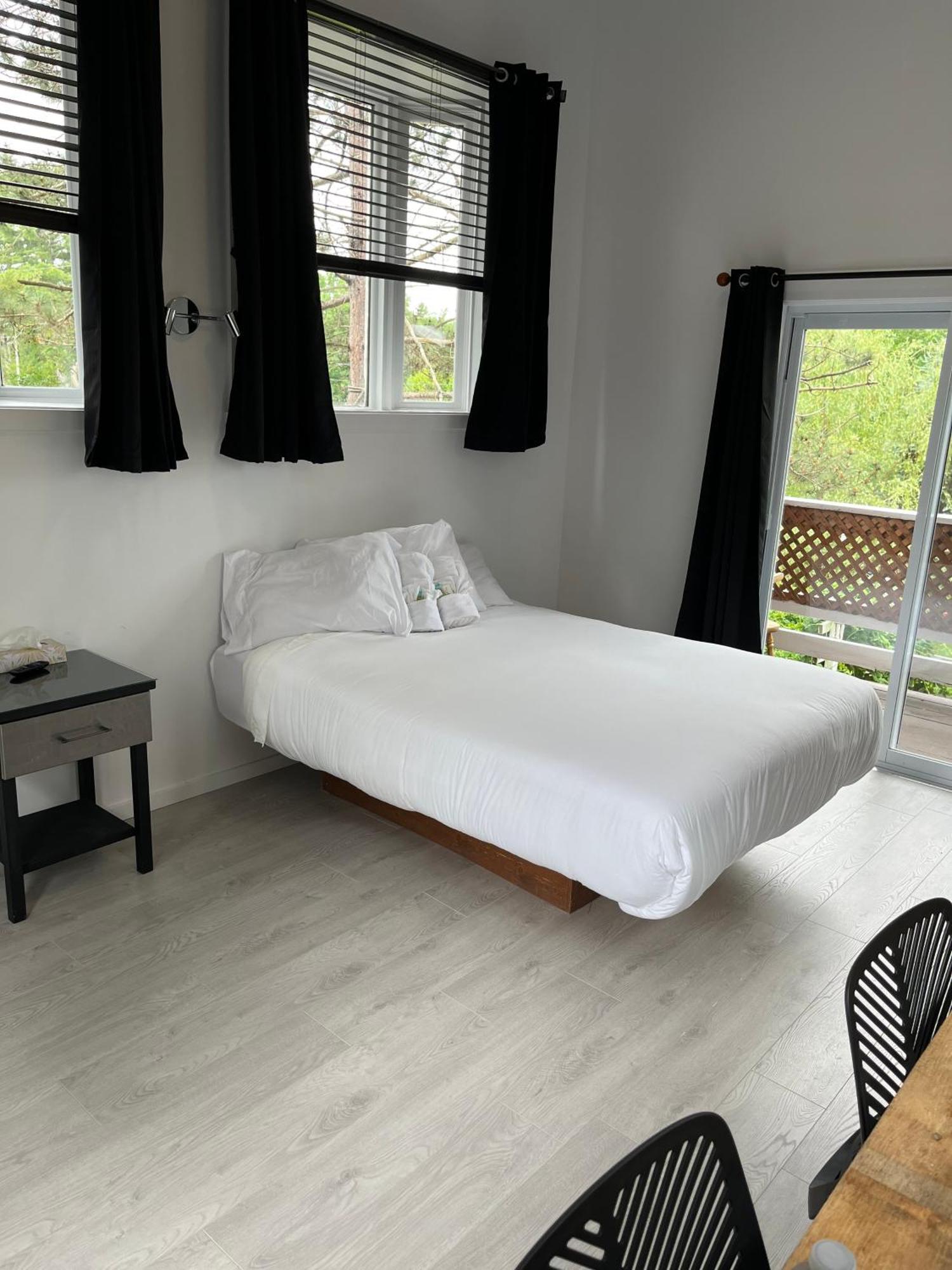 Auberge De Ferme-Neuve Lac-Saint-Paul エクステリア 写真